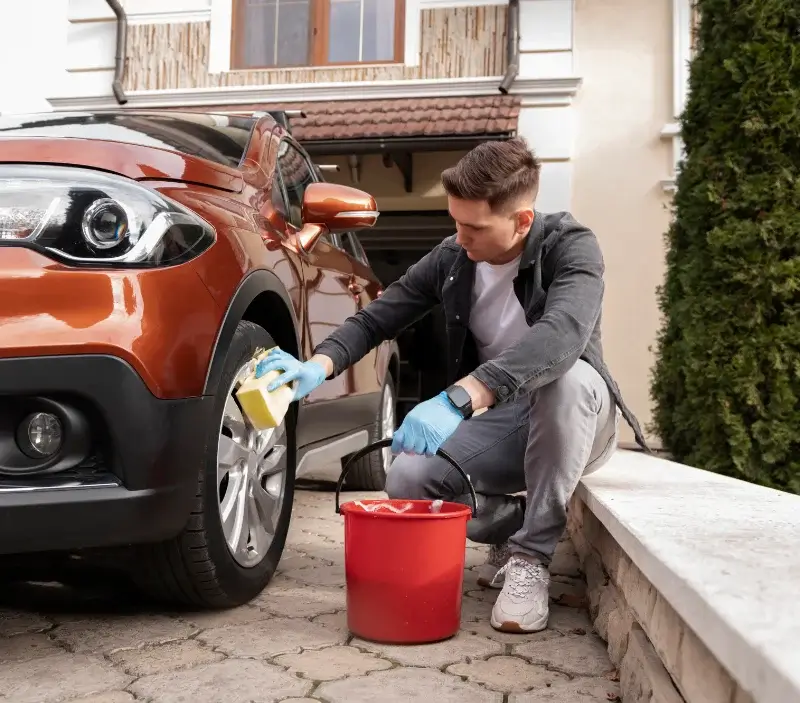 Lavage auto à domicile Polignac : professionnel intervenant sur un véhicule
